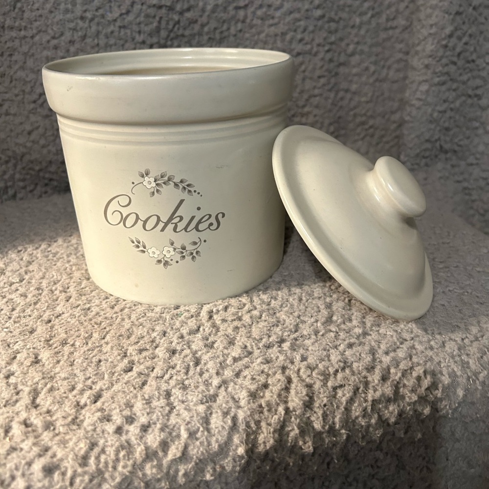 Vintage Pfaltzgraff~Heirloom collection cookie jar. - Picture 2 of 5
